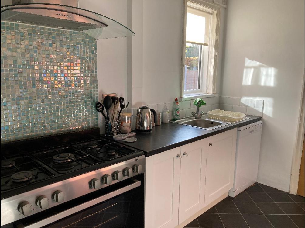 Large 5 Bed House In Scarborough Near The Beach, Large Garden & Hot Tub Экстерьер фото