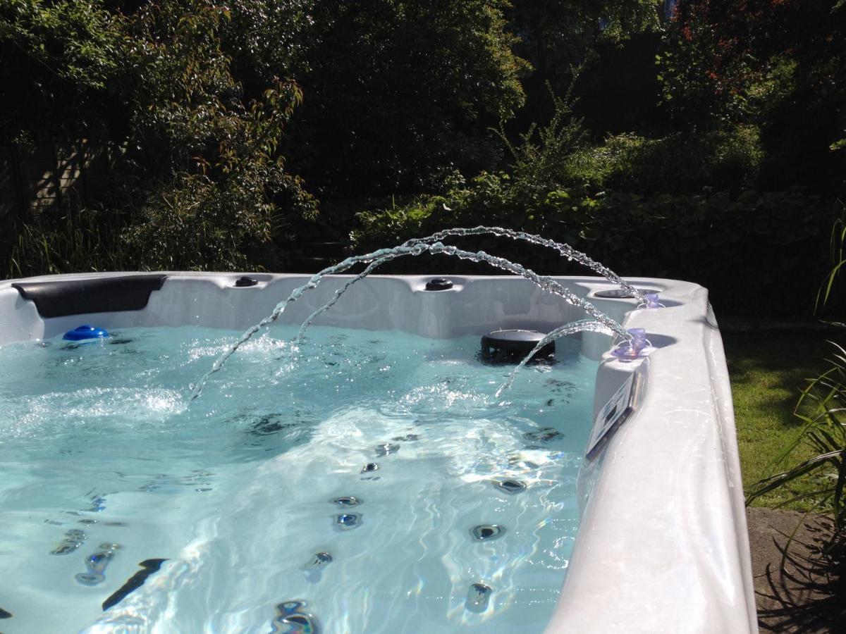 Large 5 Bed House In Scarborough Near The Beach, Large Garden & Hot Tub Экстерьер фото