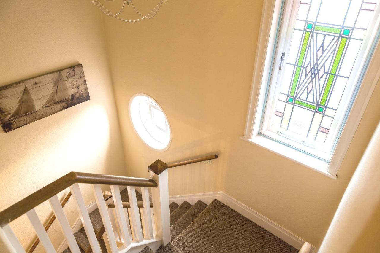 Large 5 Bed House In Scarborough Near The Beach, Large Garden & Hot Tub Экстерьер фото
