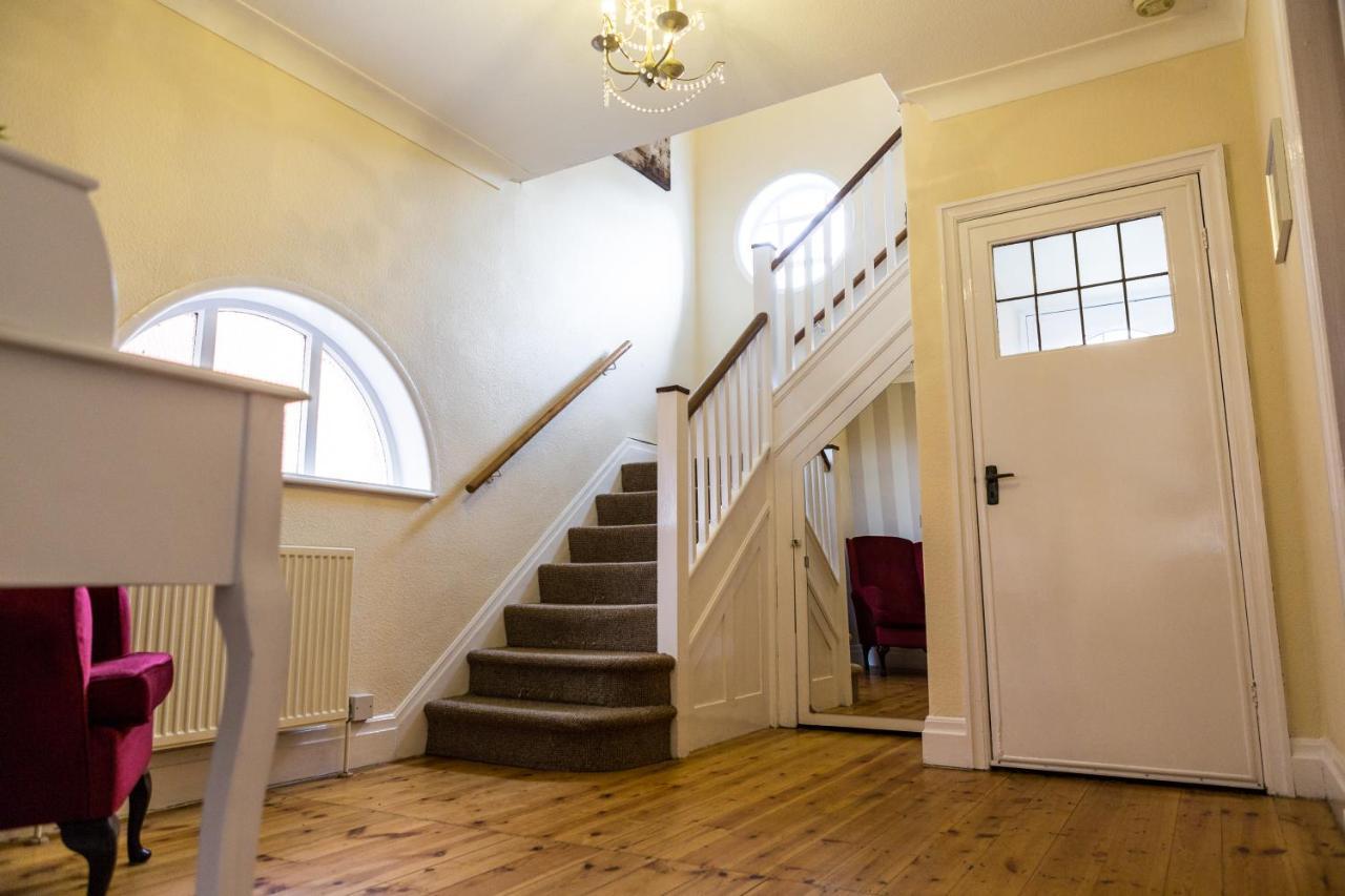 Large 5 Bed House In Scarborough Near The Beach, Large Garden & Hot Tub Экстерьер фото