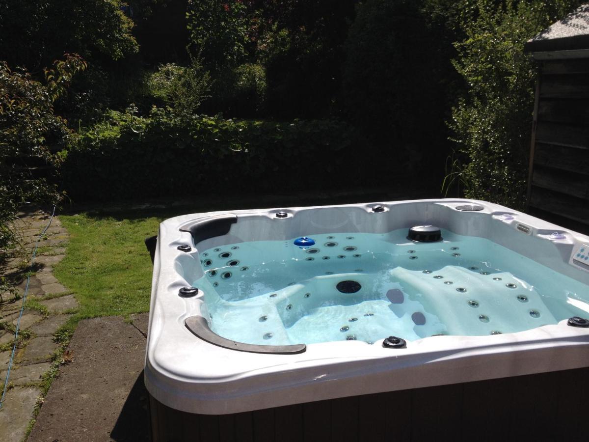 Large 5 Bed House In Scarborough Near The Beach, Large Garden & Hot Tub Экстерьер фото