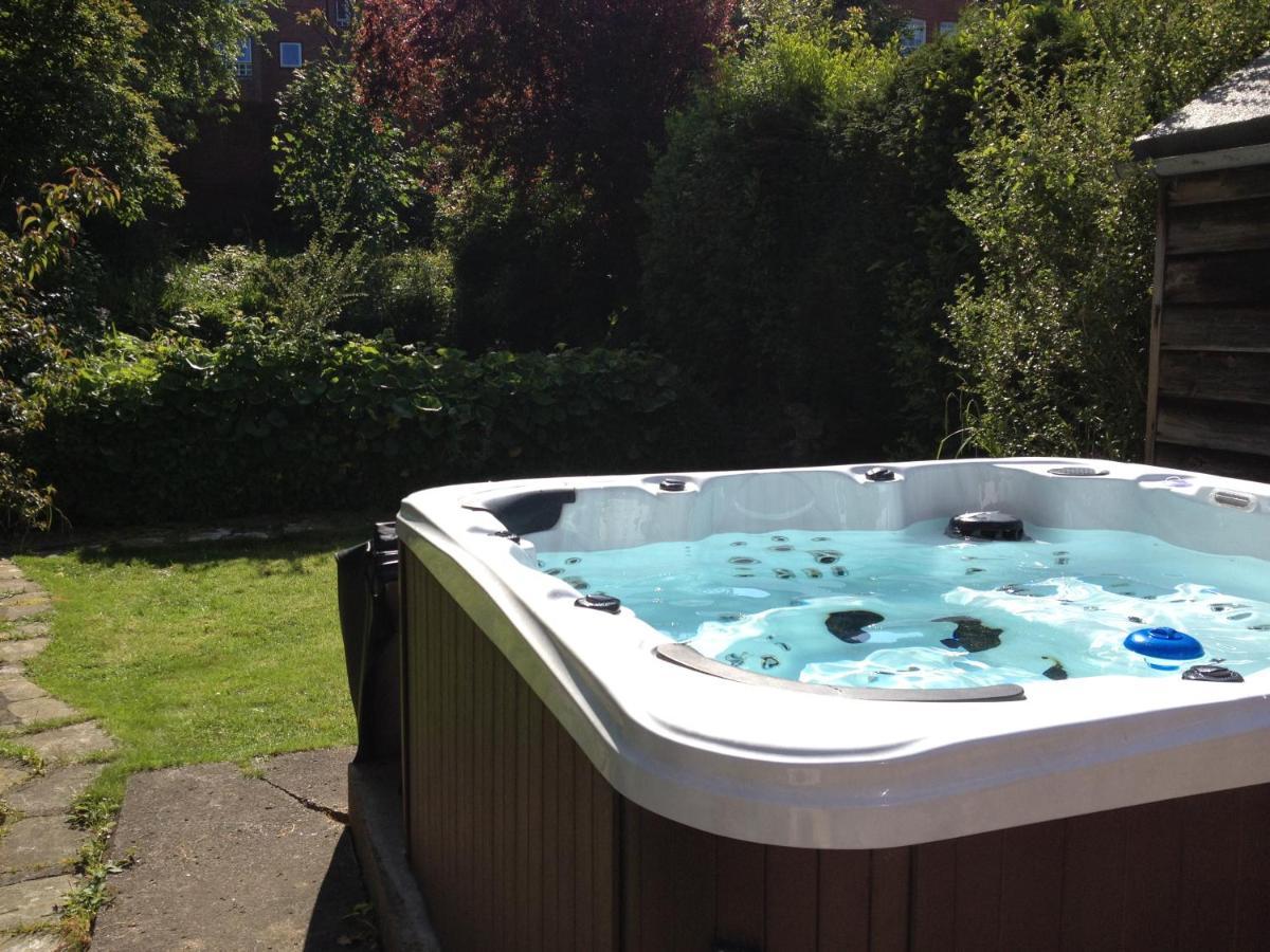 Large 5 Bed House In Scarborough Near The Beach, Large Garden & Hot Tub Экстерьер фото