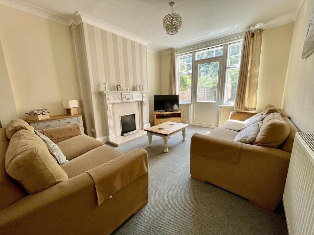 Large 5 Bed House In Scarborough Near The Beach, Large Garden & Hot Tub Экстерьер фото
