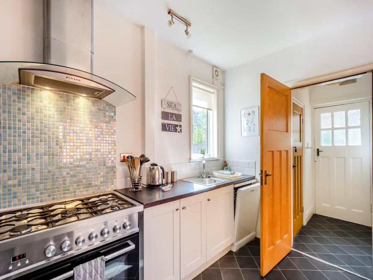 Large 5 Bed House In Scarborough Near The Beach, Large Garden & Hot Tub Экстерьер фото
