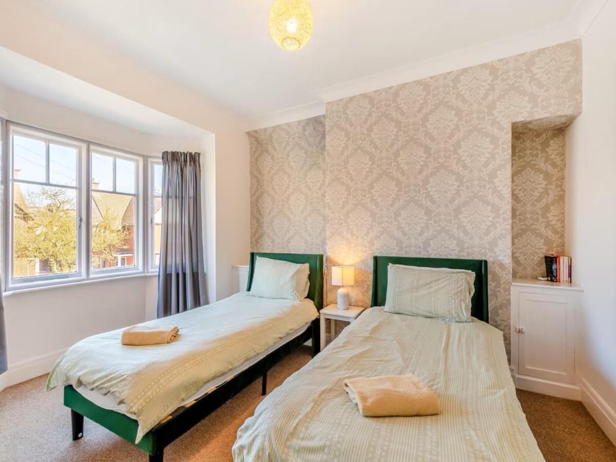 Large 5 Bed House In Scarborough Near The Beach, Large Garden & Hot Tub Экстерьер фото